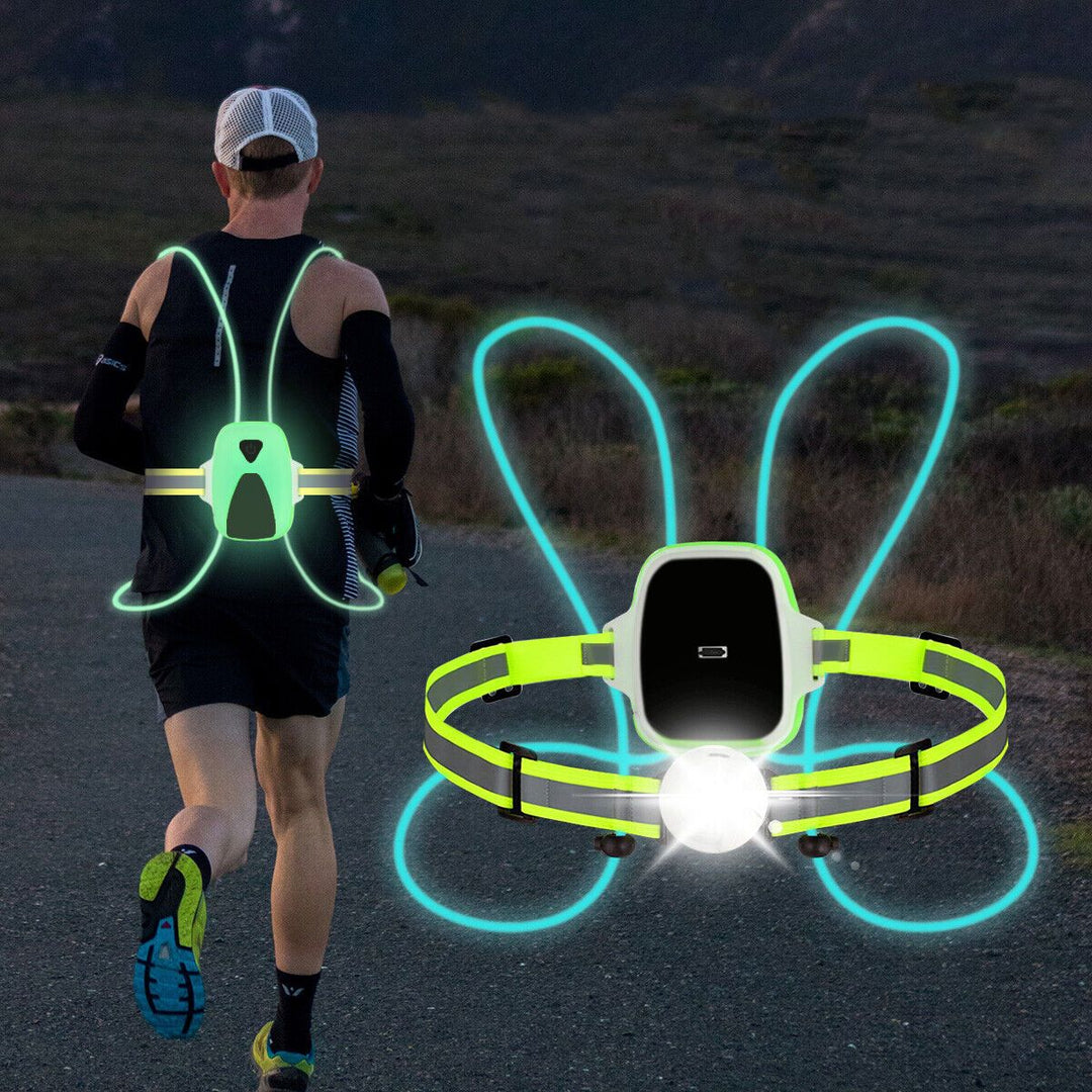 Mann beim Laufen mit LED-Laufweste, reflektierend, leuchtend, für Sicherheit bei Nacht.