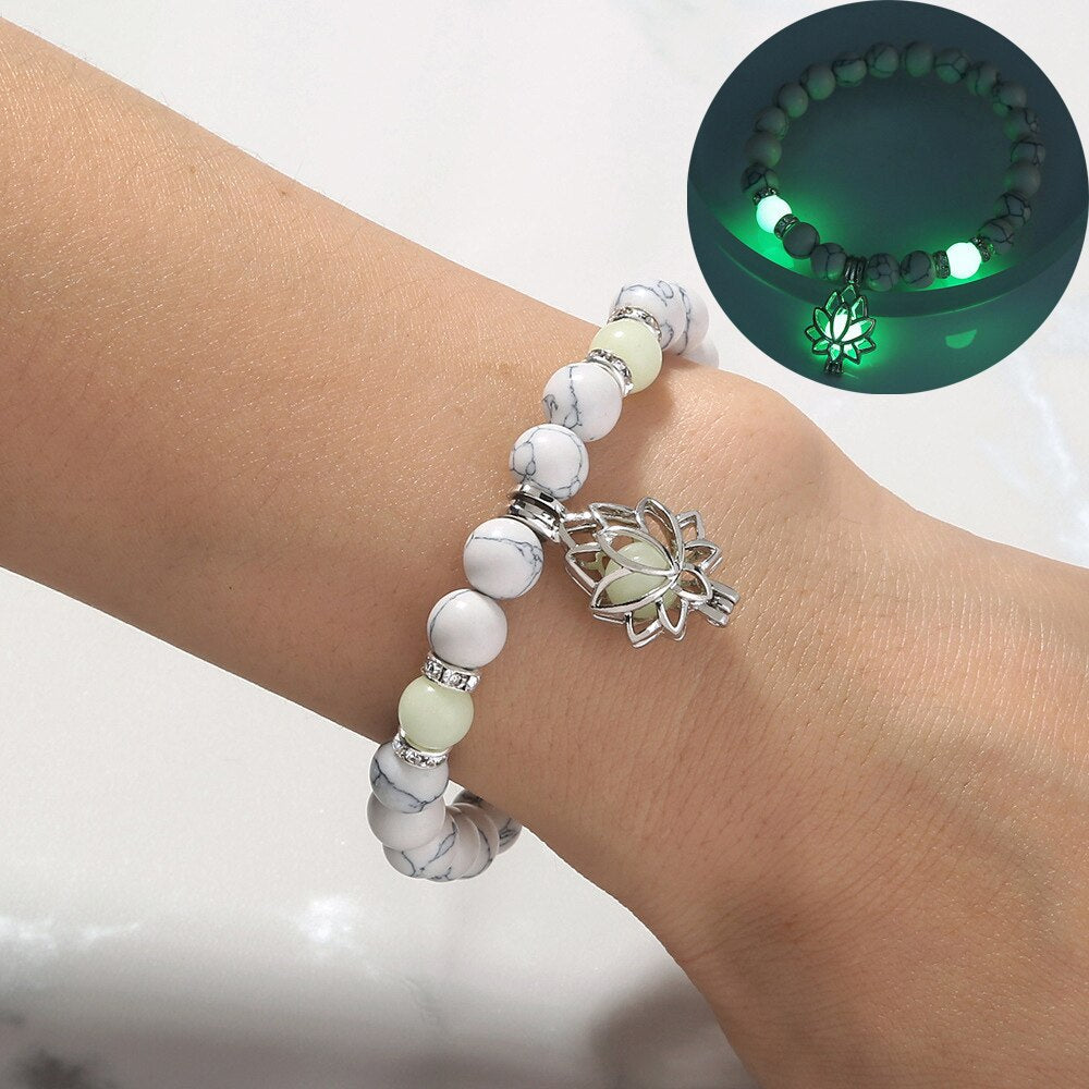 Armband mit weißen Marmorperlen und leuchtendem Lotus-Anhänger, Damen-Schmuck, modisch.