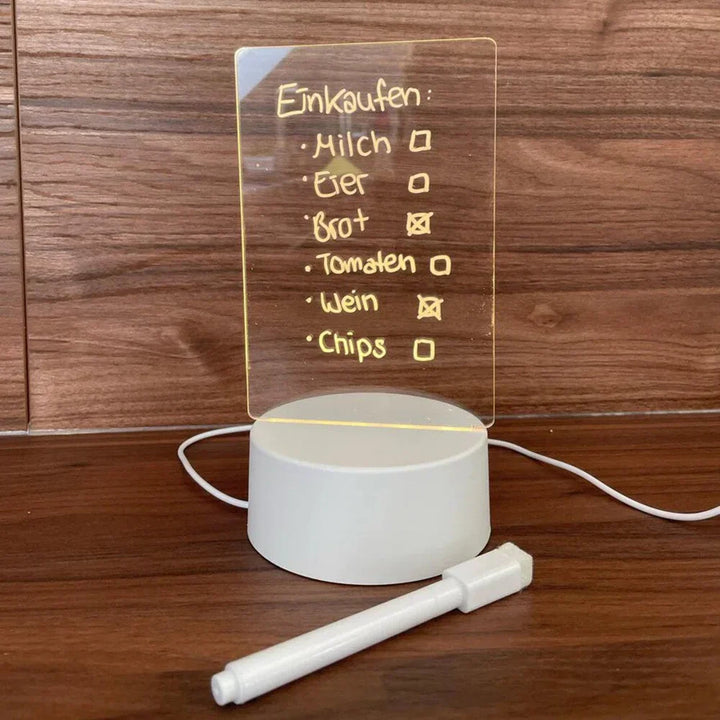 LED-Schreibtafel mit Einkaufszettel, weißer Sockel, Stift, Holzuntergrund, moderne Notiztafel.