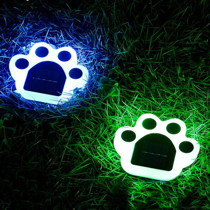 Leuchtende Pfotenabdruck-Solarleuchten im Gras, LED, Gartenbeleuchtung, energiesparend.