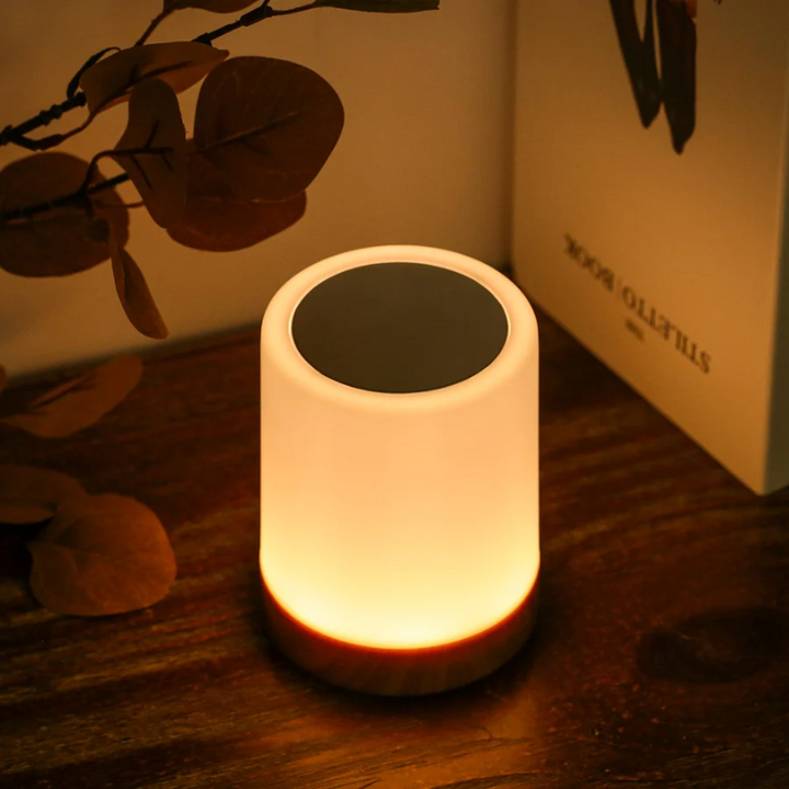 LED-Nachttischlampe, warmweiß, zylindrisch, Holzsockel, stimmungsvolle Beleuchtung, modern.