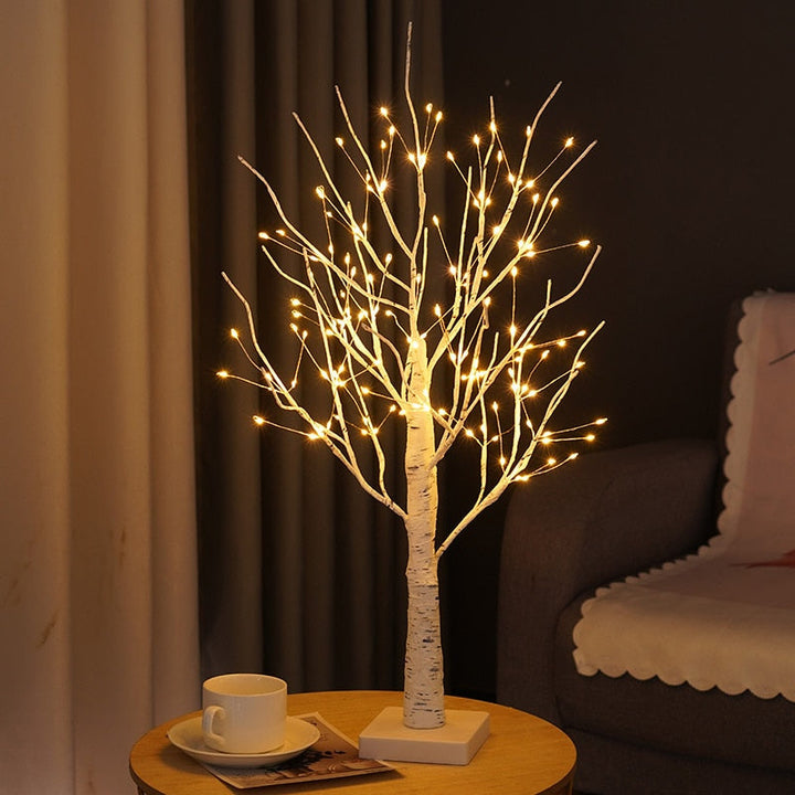LED-Baumlampe, weiß, dekorativ, warmweißes Licht, Wohnzimmer, moderne Inneneinrichtung.