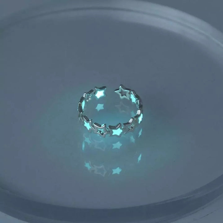 Leuchtender Sternring aus Silber, Damenring, modisches Accessoire, Geschenkidee, Schmuck.