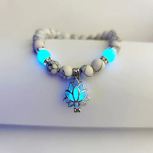 Leuchtendes Armband mit Lotus-Anhänger, weiße und blaue Perlen, Schmuck für Damen.