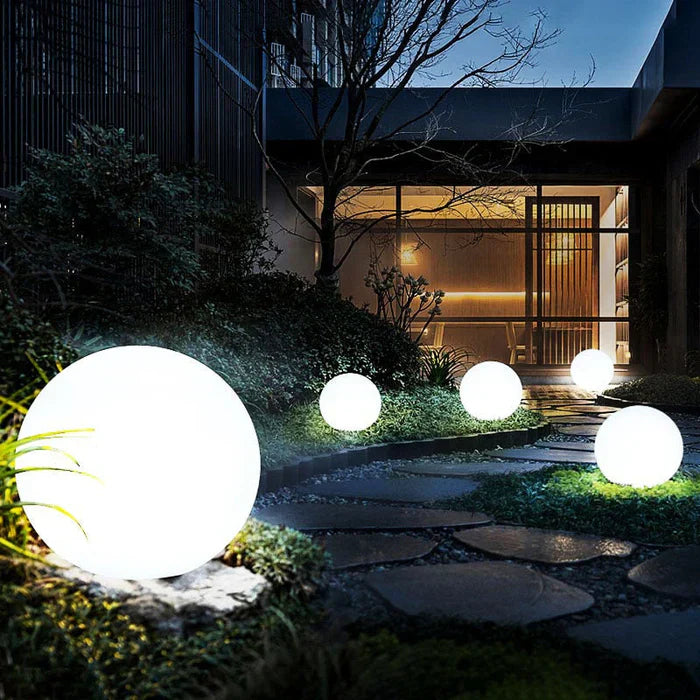 Leuchtende Gartenkugeln, LED, weiß, modern, Außenbeleuchtung, dekorativ, energiesparend, Nacht.