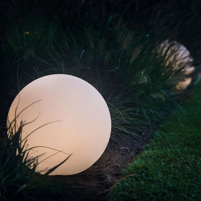 Leuchtende Gartenkugeln, LED, weiß, dekorative Außenbeleuchtung, energiesparend, modern.