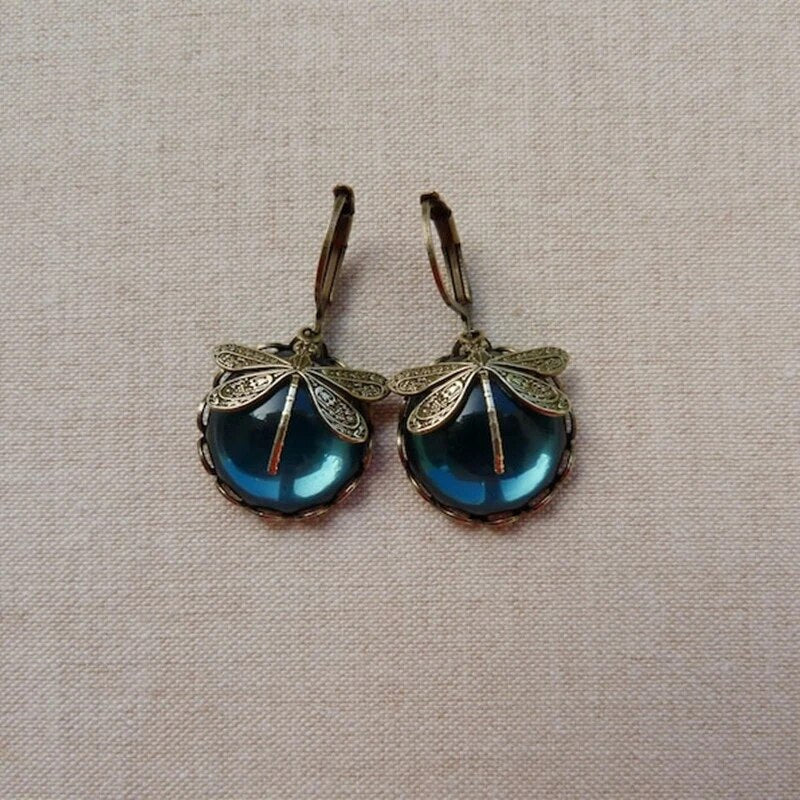 Goldene Vintage-Ohrringe mit Libellen-Design und blauem Stein, Modeschmuck für Damen.