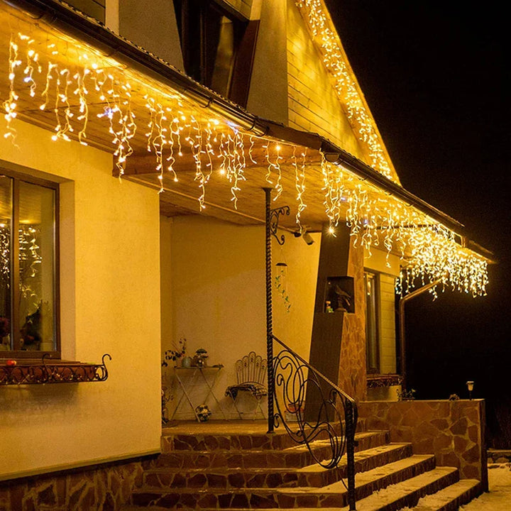 Lichterkette Eiszapfen warmweiß, Weihnachtsbeleuchtung, Außenbereich, Hausdekoration, Nacht.