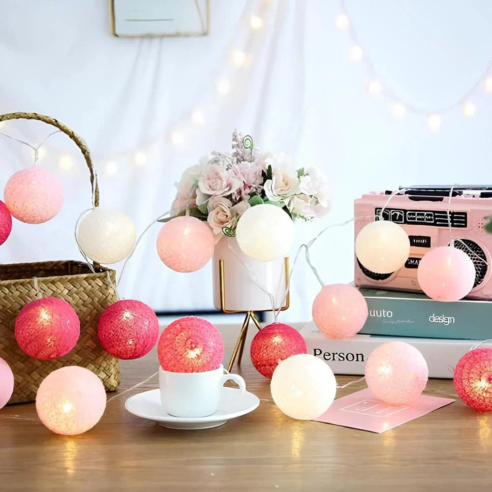 Lichterkette mit rosa und weißen Kugeln, Dekoration, Tisch, Blumen, Retro-Radio, gemütlich