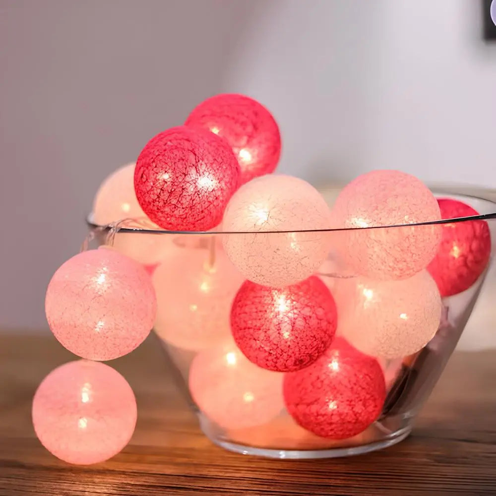 Rosa und rote LED-Lichterkette in Glasschale, dekorative Beleuchtung, Wohnzimmer-Deko.