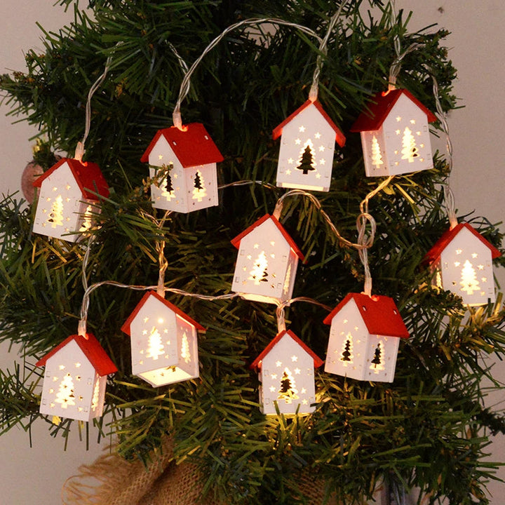 Weihnachtsbaum mit Lichterkette, rote und weiße Häuschen, festliche Dekoration, LED-Beleuchtung