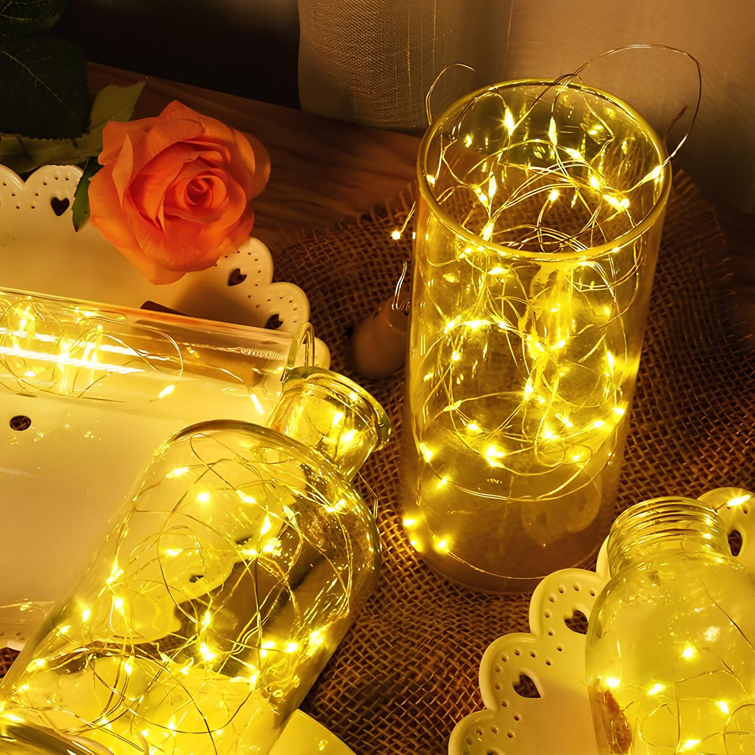 LED-Lichterketten in Glasvasen, warmweiß, Dekoration, Tischbeleuchtung, romantische Atmosphäre.
