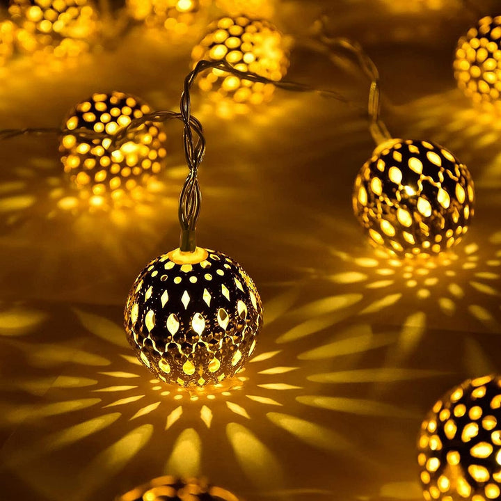 LED-Lichterkette mit warmweißen Kugeln, dekorative Beleuchtung, Innen- und Außenbereich.