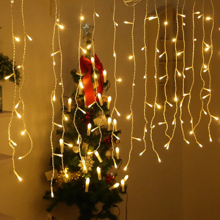 LED-Lichterketten Vorhang warmweiß, Weihnachtsbaum Hintergrund, festliche Dekoration.