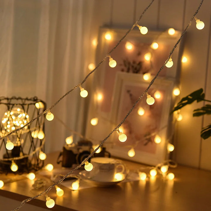 Lichterkette warmweiß LED Kugeln, Dekoration für Innenräume, stimmungsvolle Beleuchtung.