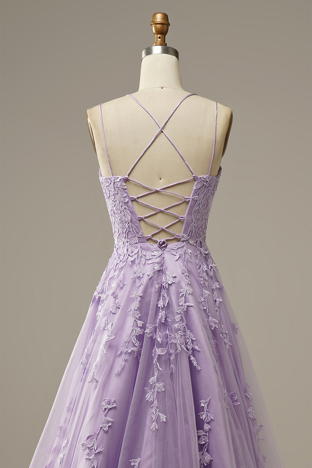 Fliederfarbenes Abendkleid mit Spitzenapplikationen und Schnürung, elegantes Design.