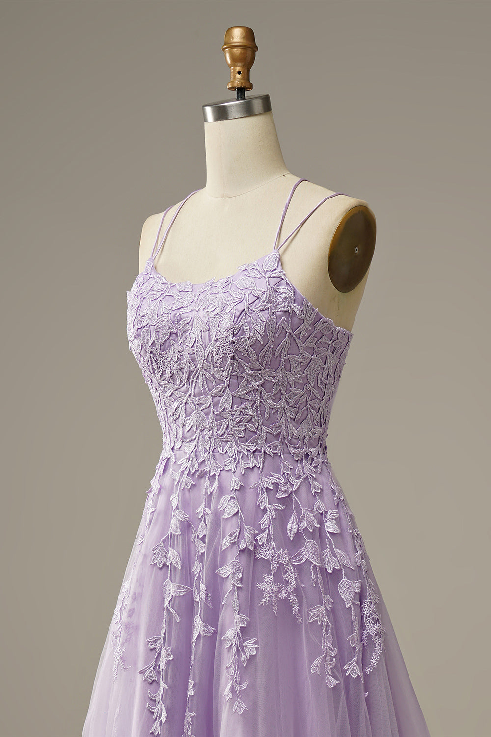 Fliederfarbenes Abendkleid mit Spitzenstickerei, Spaghettiträger, elegantes Design.