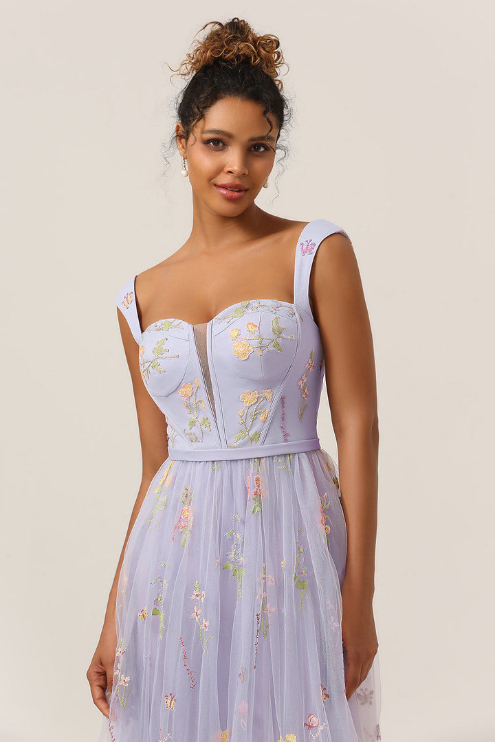 Frau in helllila Abendkleid mit Blumenstickerei, ärmellos, elegantes Design.