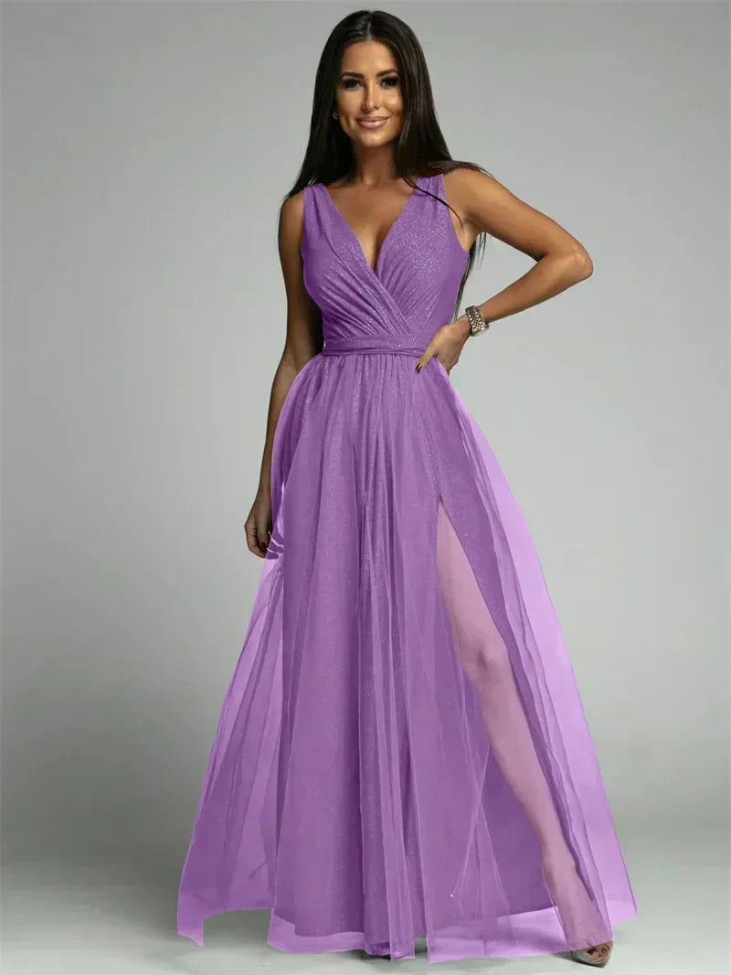 Frau im lila Abendkleid mit V-Ausschnitt und hohem Schlitz, elegant und modisch.