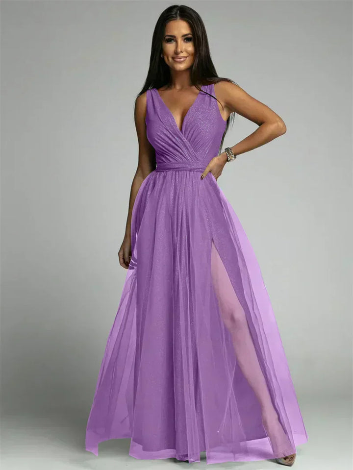 Frau im lila Abendkleid mit V-Ausschnitt und hohem Schlitz, elegant und modisch.