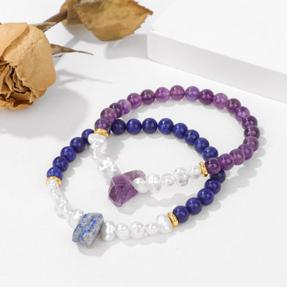 Zwei Armbänder aus Amethyst und Lapislazuli mit Perlen auf weißem Hintergrund.