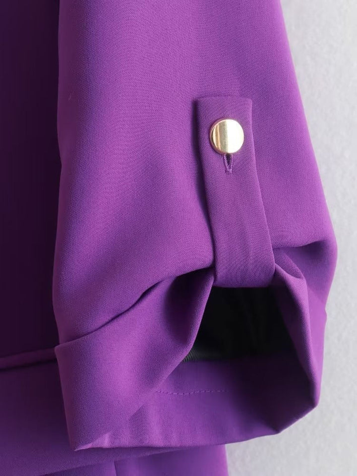 Lila Blazerärmel mit goldfarbenem Knopf, elegantes Design, Damenmode, hochwertiger Stoff.