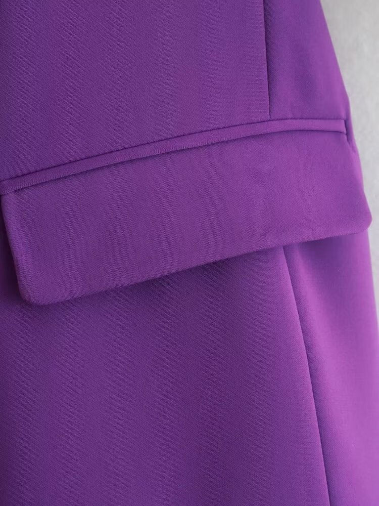 Lila Damenblazer aus Baumwolle, Nahaufnahme, elegante Mode, hochwertiger Stoff.