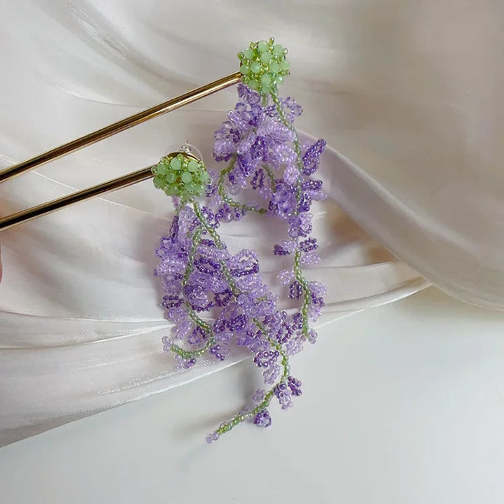 Lila Ohrringe mit Blumenmuster, handgefertigt, Perlen, eleganter Schmuck, Geschenkideen.