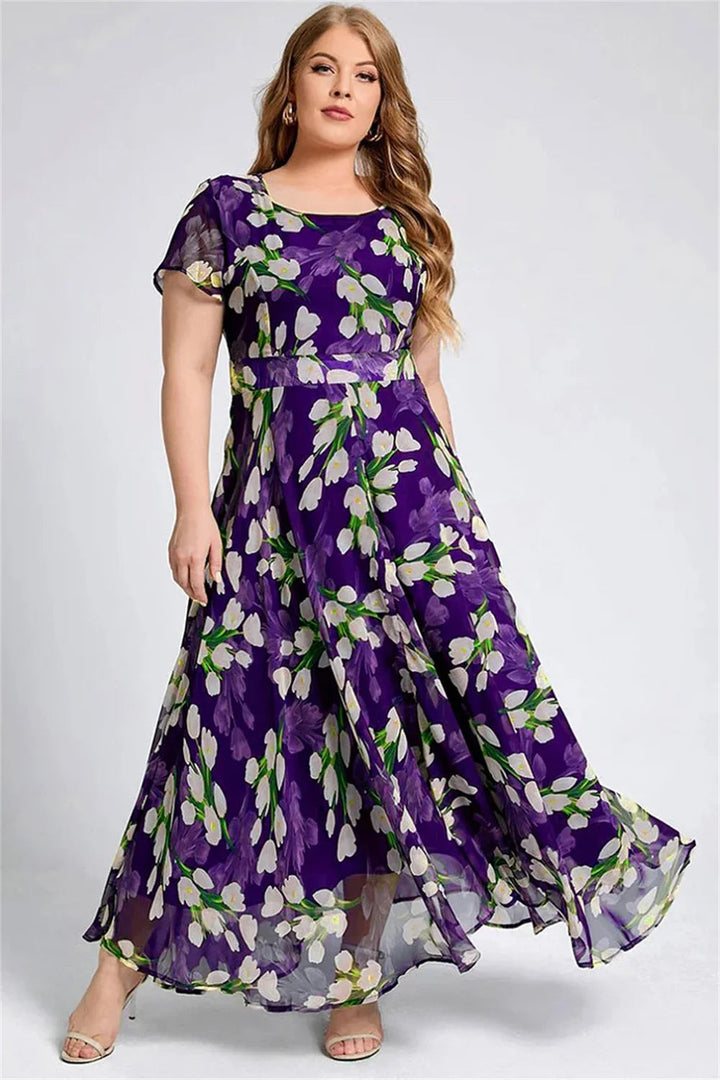 Frau in lila Maxikleid mit Blumenmuster, elegantes Design, Sommermode, Chiffonstoff.