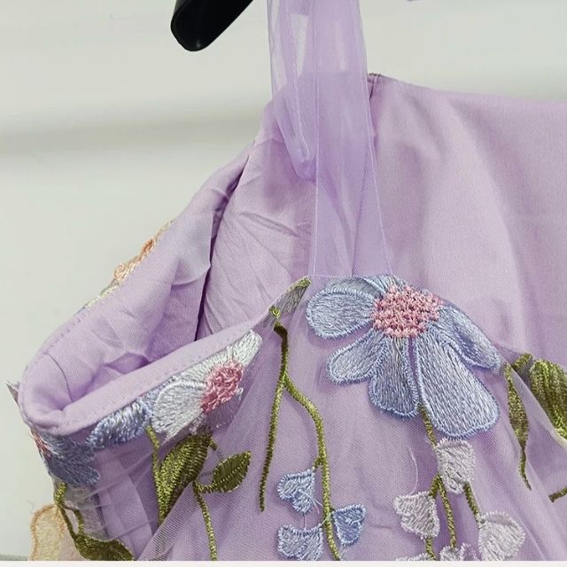 Lila Kleid mit Blumenstickerei, Träger aus Tüll, elegantes Design, Damenmode, Frühling/Sommer.
