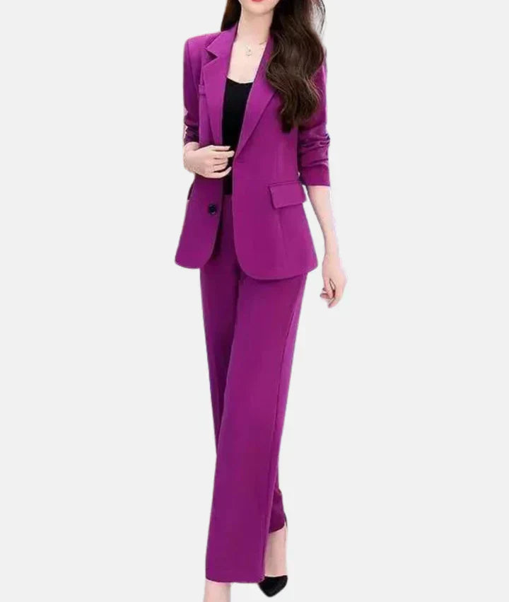 Lila Damenanzug, Blazer und Hose, elegantes Business-Outfit, modisch, hochwertig.