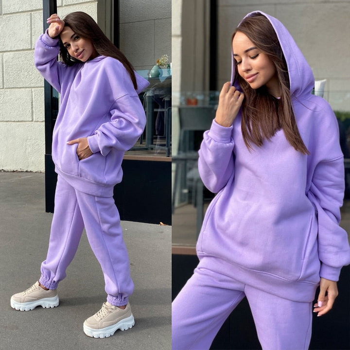 Frau in lila Hoodie und Jogginghose, Freizeitmode, bequeme Damenbekleidung, Streetwear.