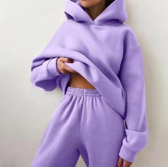 Lila Damen-Hoodie und Jogginghose Set, bequem, Freizeitkleidung, weiches Material.