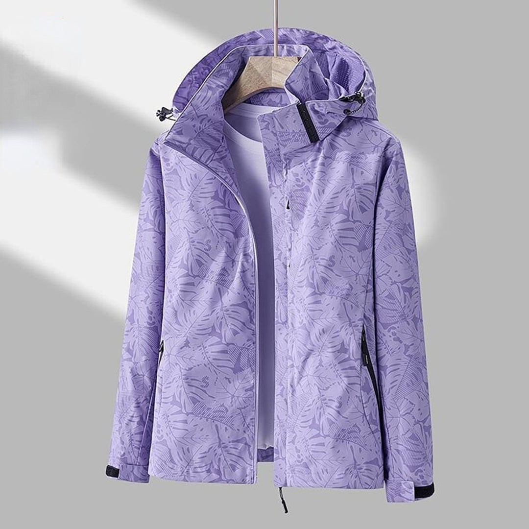 Lila Damenjacke mit Kapuze, florales Muster, wasserabweisend, Outdoor-Bekleidung.