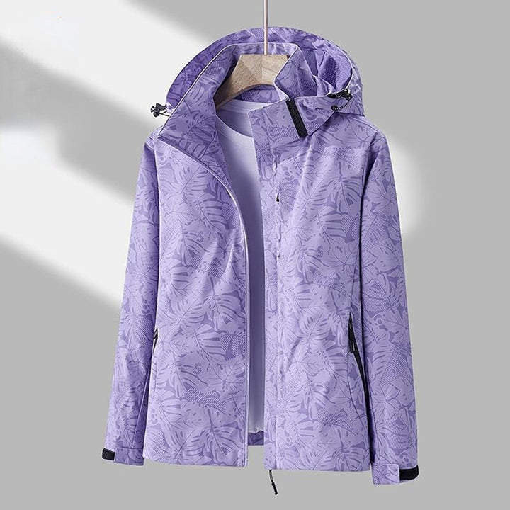 Lila Damenjacke mit Kapuze, florales Muster, wasserabweisend, Outdoor-Bekleidung.