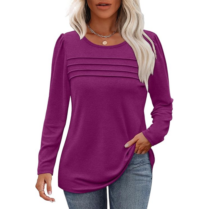Frau in lila Langarmshirt, Falten-Design, blonde Haare, lässige Mode, Jeans, Herbstkleidung.