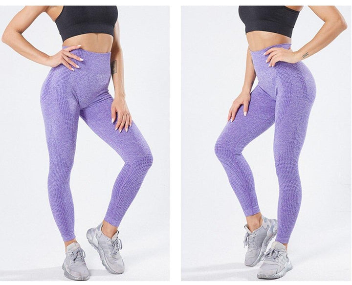 Frau in lila nahtlosen Leggings, hoch tailliert, Sportbekleidung, Fitnessmode.