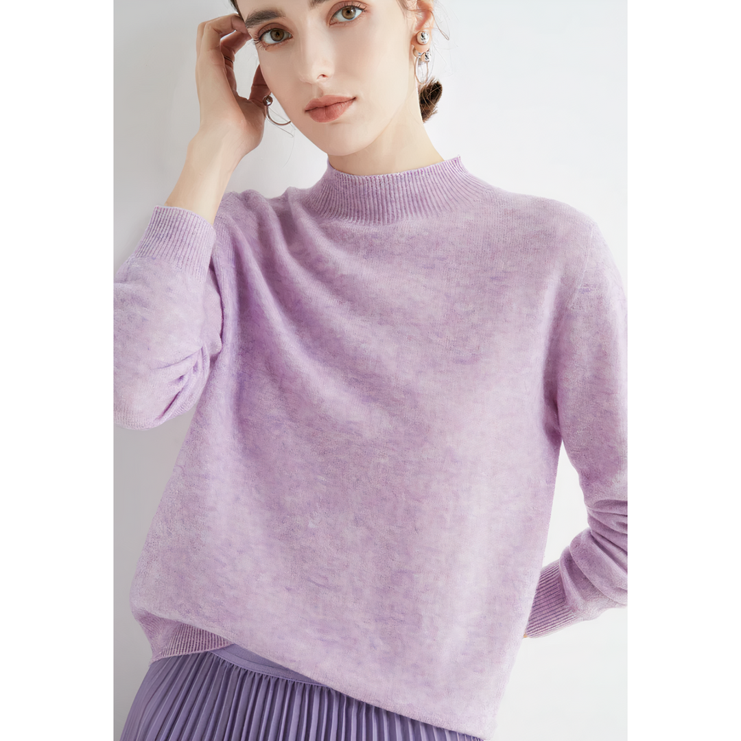 Frau in lila Pullover und Rock, elegantes Outfit, Mode, Damenbekleidung, pastellfarben.