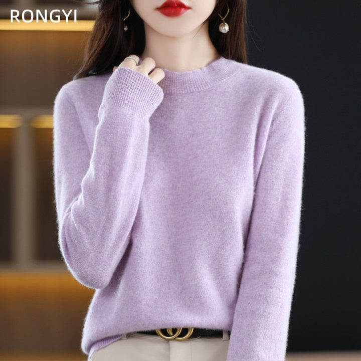 Frau in lila Kaschmirpullover, elegantes Design, weiches Material, modische Herbstbekleidung.