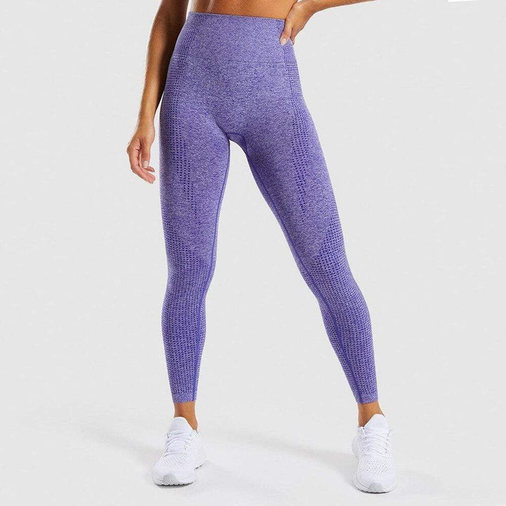 Frau in lila nahtlosen Leggings, figurformend, Sportbekleidung, Ganzkörperansicht.
