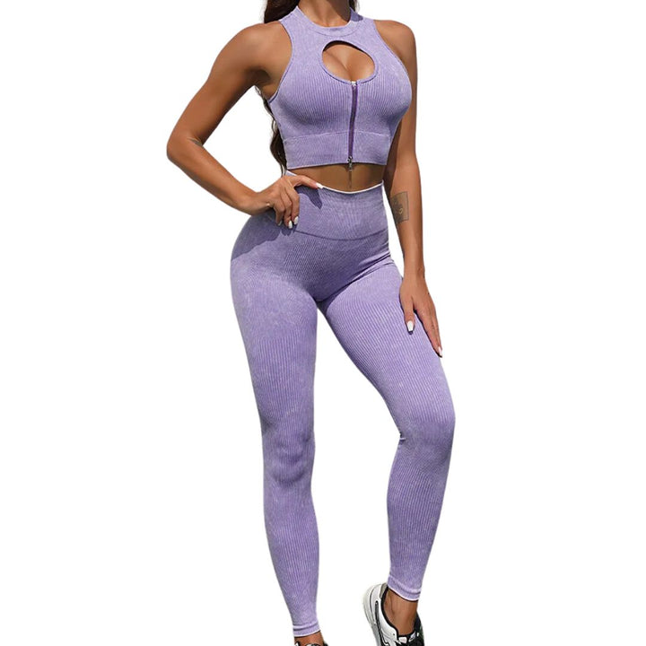 Frau in lila Sportbekleidung, ärmelloses Top mit Reißverschluss, Leggings, Fitnessmode.