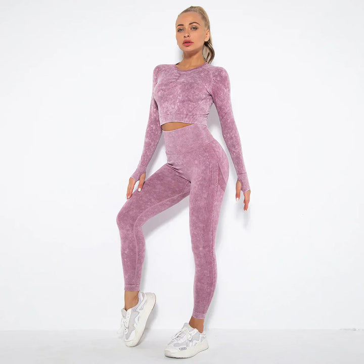 Frau in lila nahtlosem Sport-Set, langärmeliges Oberteil, Leggings, Fitnessmode.