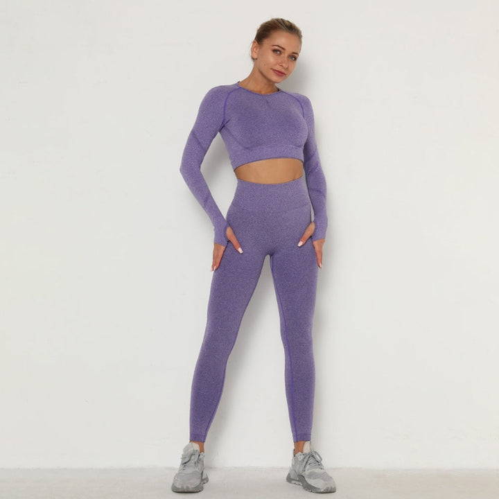 Frau in lila nahtlosem Sport-Set, Langarm-Crop-Top und Leggings, Fitnessmode.