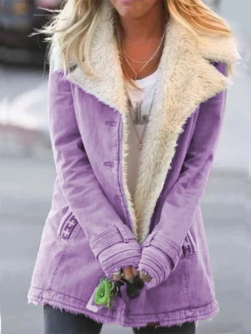 Frau in lila Jacke mit weißem Kunstfellkragen, modisch, winterlich, urbaner Stil.