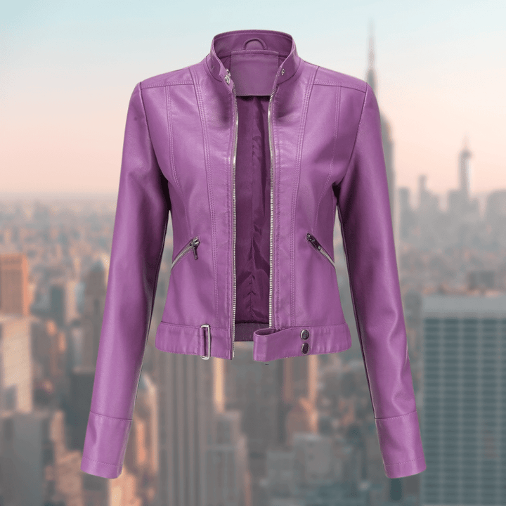 Lila Damenlederjacke mit Reißverschluss, modisch, urbaner Hintergrund, stilvoll, elegant.