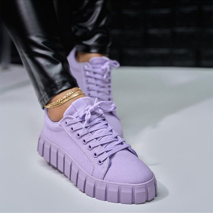 Lila Sneaker Damen, Plateau, Schnürung, modisch, bequem, Freizeitschuh, Lederhose, Trend.