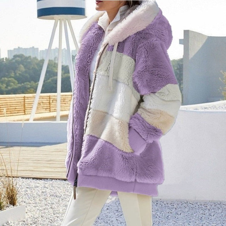 Lila Damen Teddyfelljacke mit Kapuze, gestreift, warm, modisch, Winterbekleidung.
