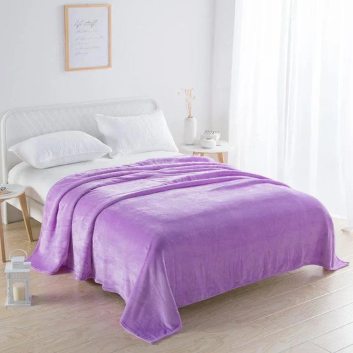 Lila Fleecedecke auf weißem Bett, Schlafzimmer, gemütlich, weich, Heimtextilien, modern.