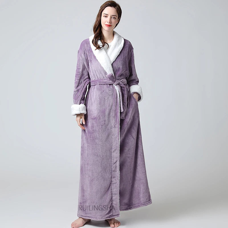 Frau in lila Fleece-Bademantel mit weißem Kragen, gemütlich, warm, langärmelig.