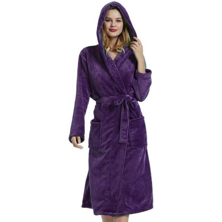 Frau in lila Fleece-Bademantel mit Kapuze, Taschen und Gürtel, gemütliche Damenbekleidung.